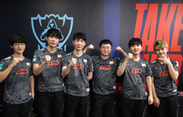 同時也依靠 同時也依靠